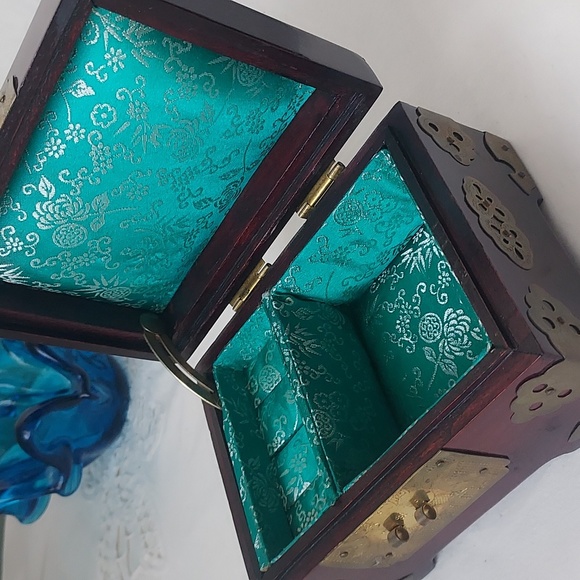 Vintage Rosewood wood carved jewelry box Brass detail & Satin lining - Picture 11 of 16